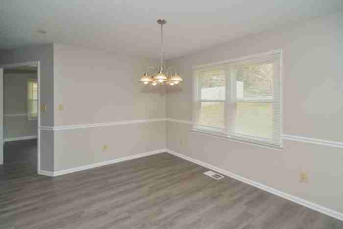 415 Congress Dr - Photo 7 of 13