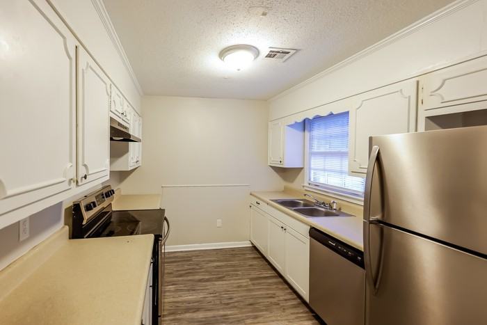 323 N Burbank Dr - Photo 4 of 11