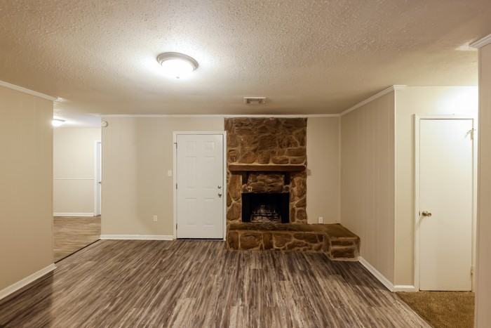 323 N Burbank Dr - Photo 5 of 11