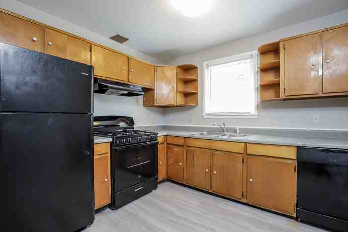 2616 Shady Lawn Dr - Photo 5 of 9