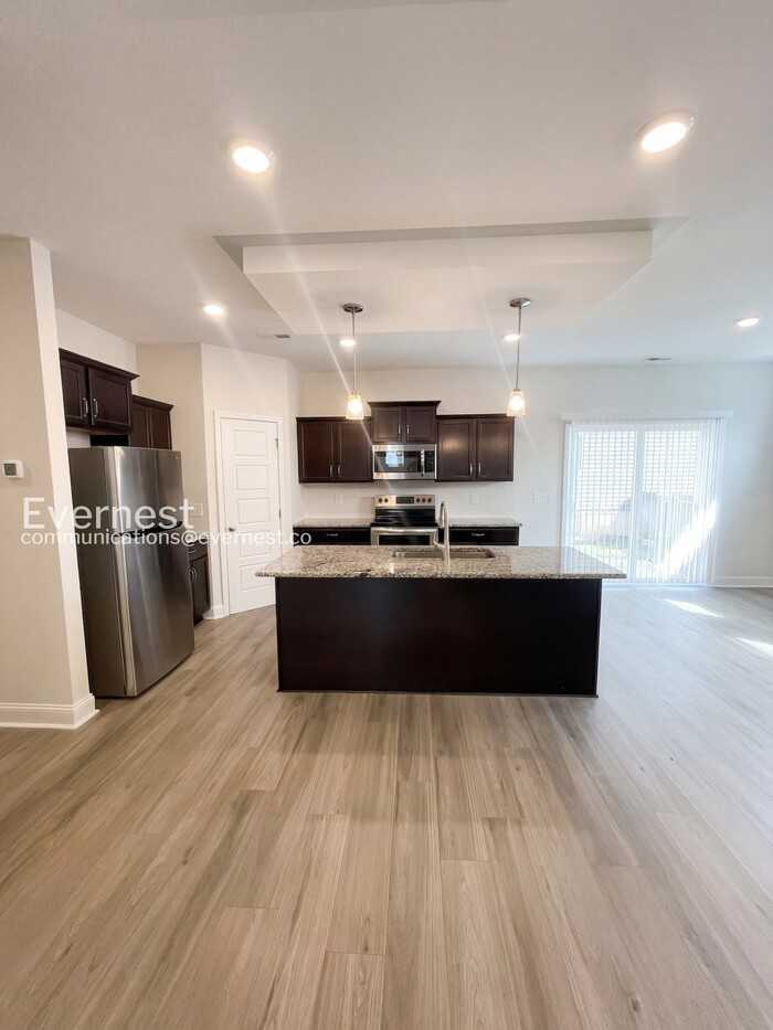 817 Marksman Ct #32 - Photo 3 of 36