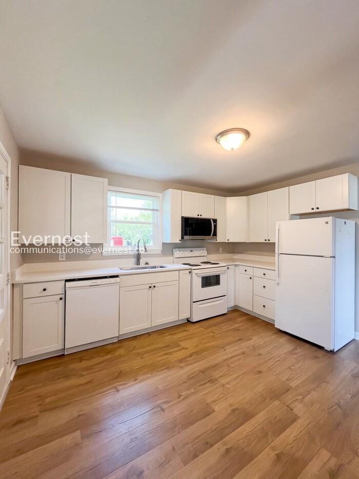 3233 Southlake Dr - Photo 3 of 23