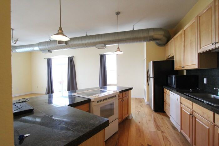 277 N Broadway Apt 416 - Photo 3 of 18