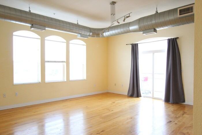 277 N Broadway Apt 416 - Photo 4 of 18