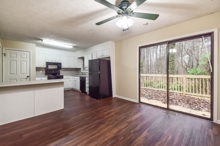 6192 Pine Bluff Ct - Photo 6 of 16