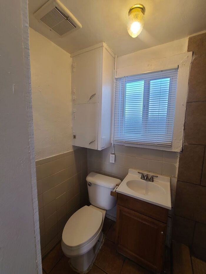 2740 N Stone Ave #8 - Photo 7 of 9