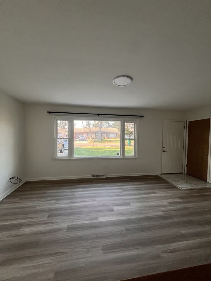 W Laclaire Ln #622 - Photo 3 of 9