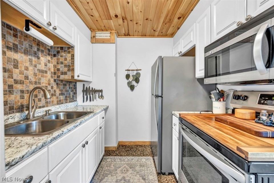 11850 Edgewater Dr #513 - Photo 6 of 25