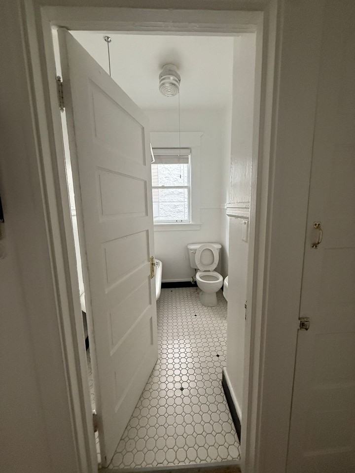 2190 W Burnside St #2 - Photo 5 of 22