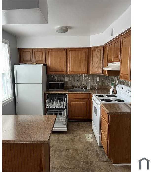 2046 Fort Davis St Se - Photo 2 of 16