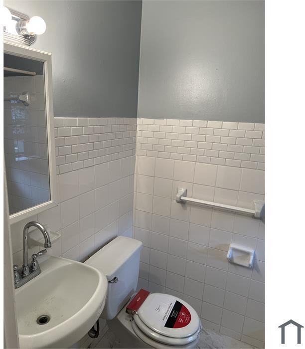 2046 Fort Davis St Se - Photo 3 of 16