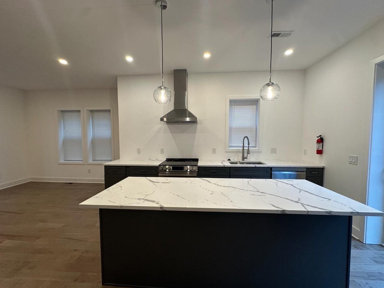 733 Gresham Pl Nw - Photo 2 of 20