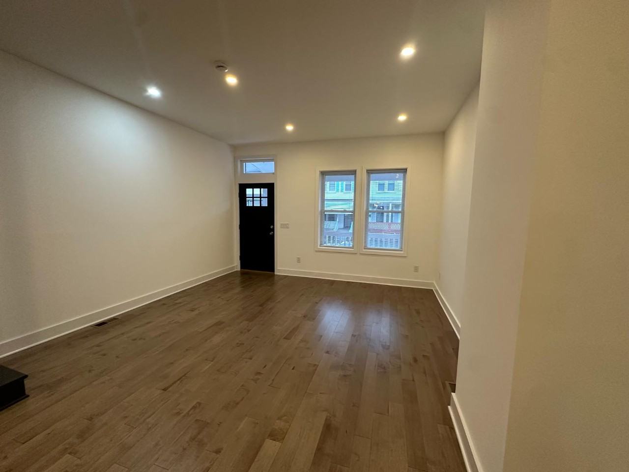 733 Gresham Pl Nw - Photo 3 of 20