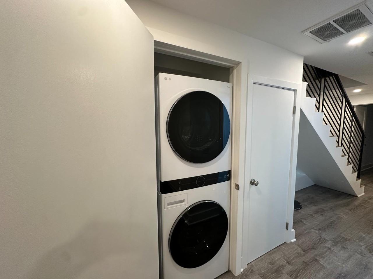 733 Gresham Pl Nw - Photo 4 of 20