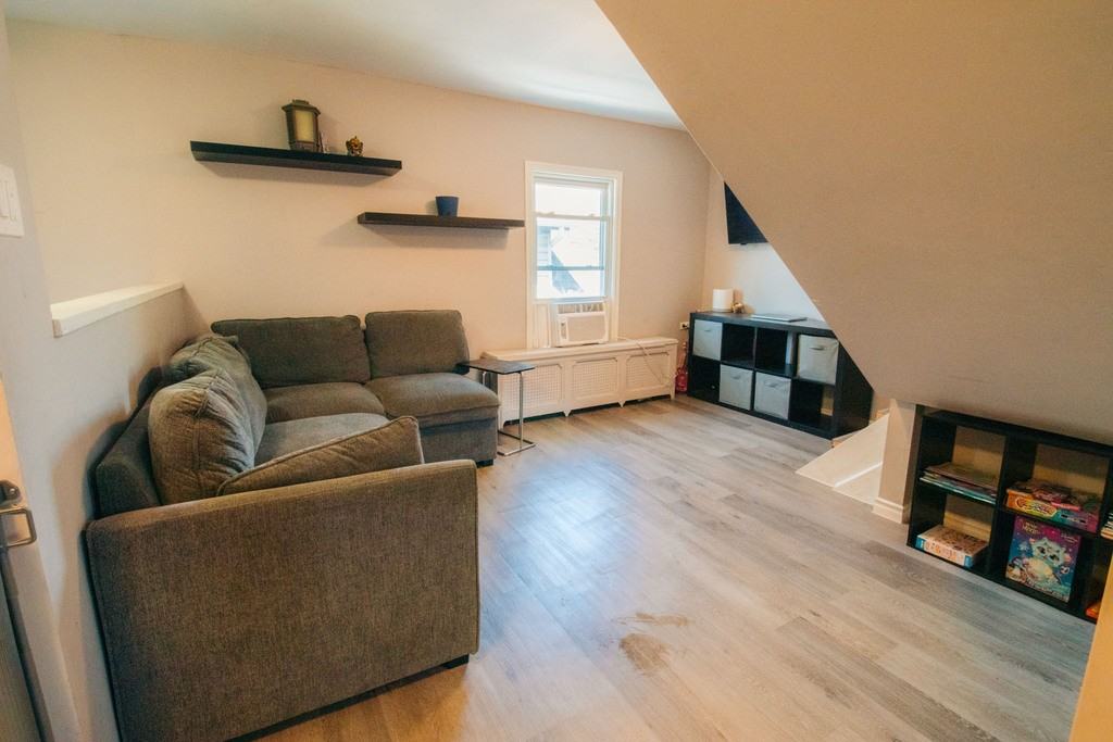 209 Queenston St - Photo 5 of 12