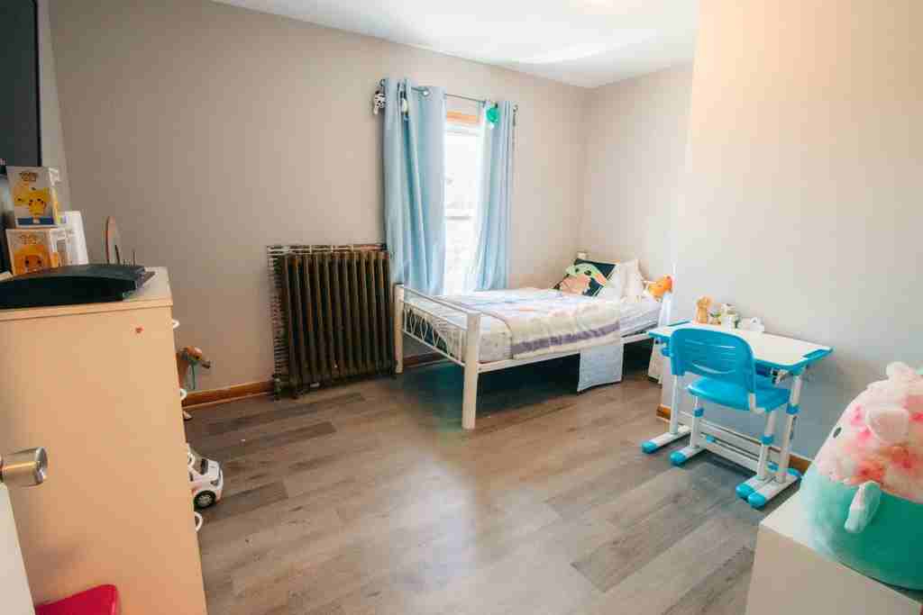 209 Queenston St - Photo 6 of 12