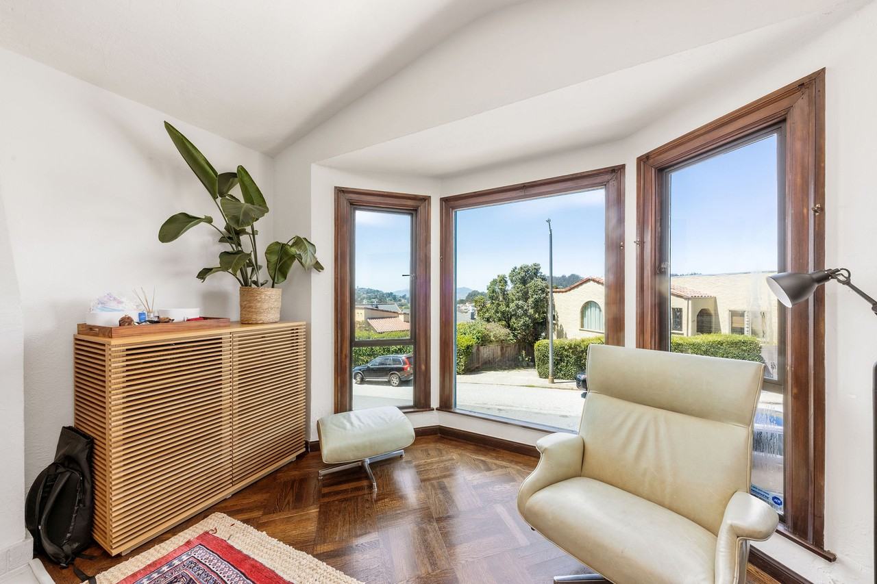 833 Rockdale Dr #1 - Photo 3 of 33