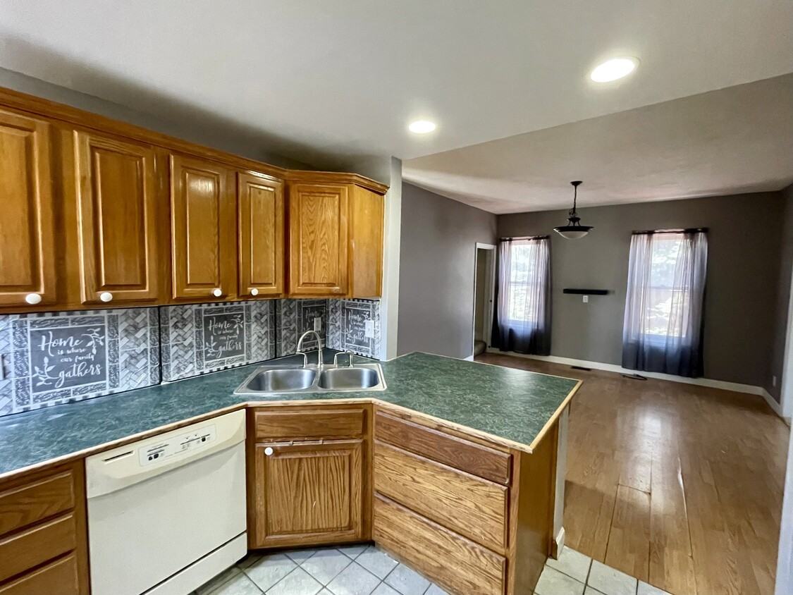 272 E 15th St #1 - Photo 2 of 9