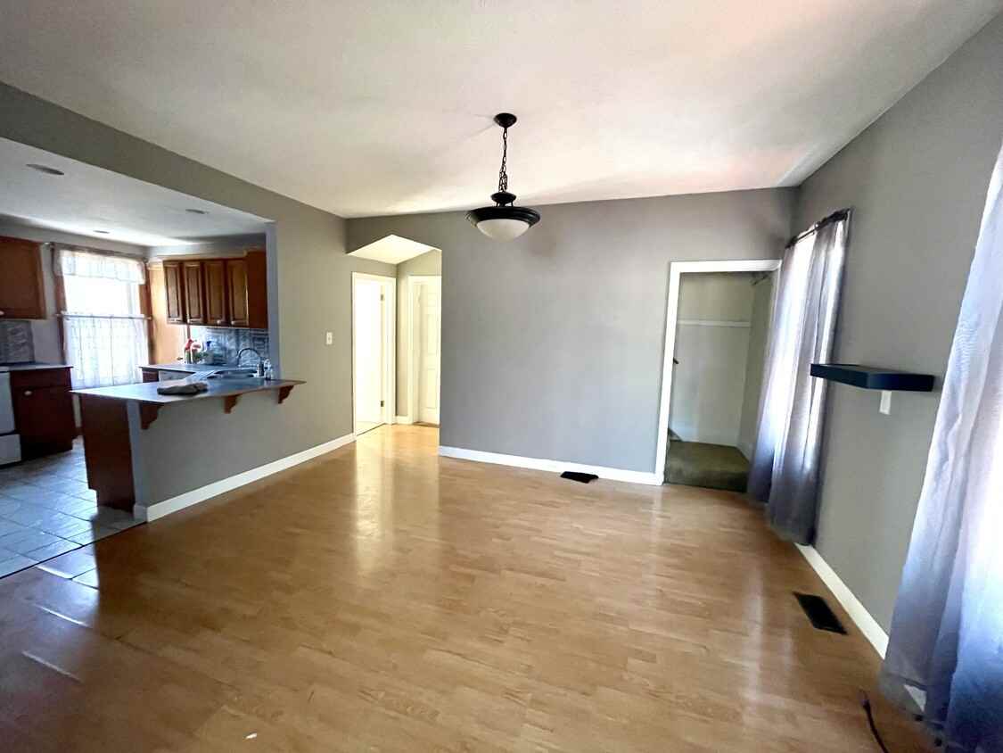 272 E 15th St #1 - Photo 4 of 9