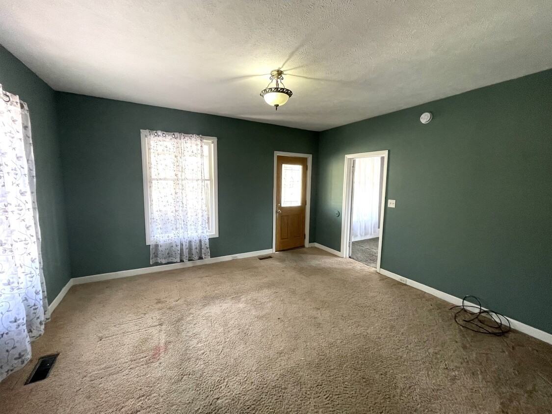 272 E 15th St #1 - Photo 5 of 9