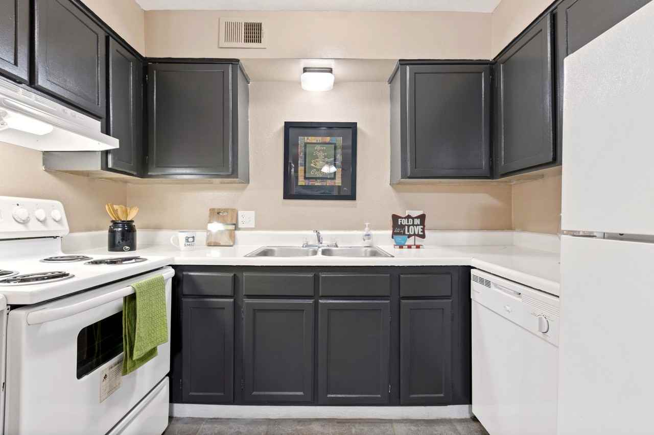 Remington Apartments - Photo 3 of 33
