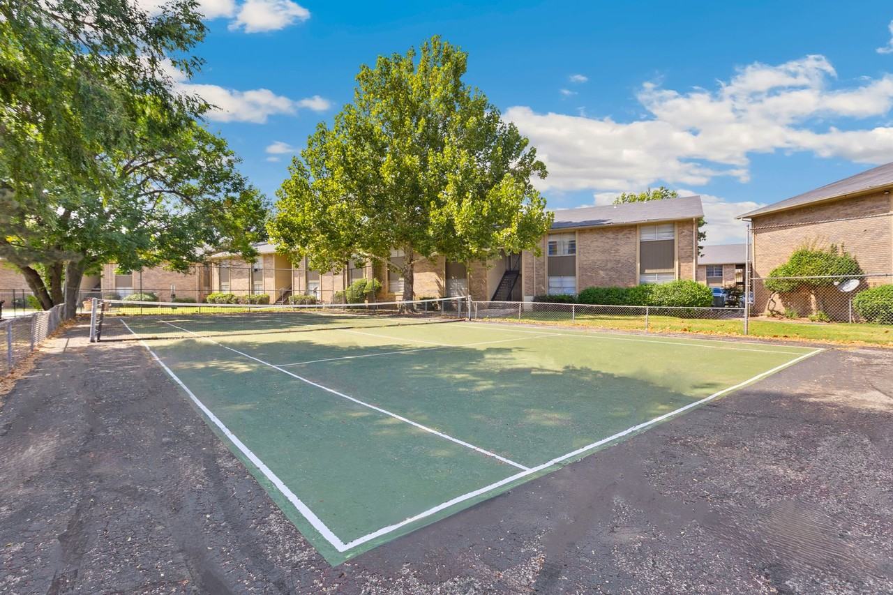 Remington Apartments - Photo 4 of 33