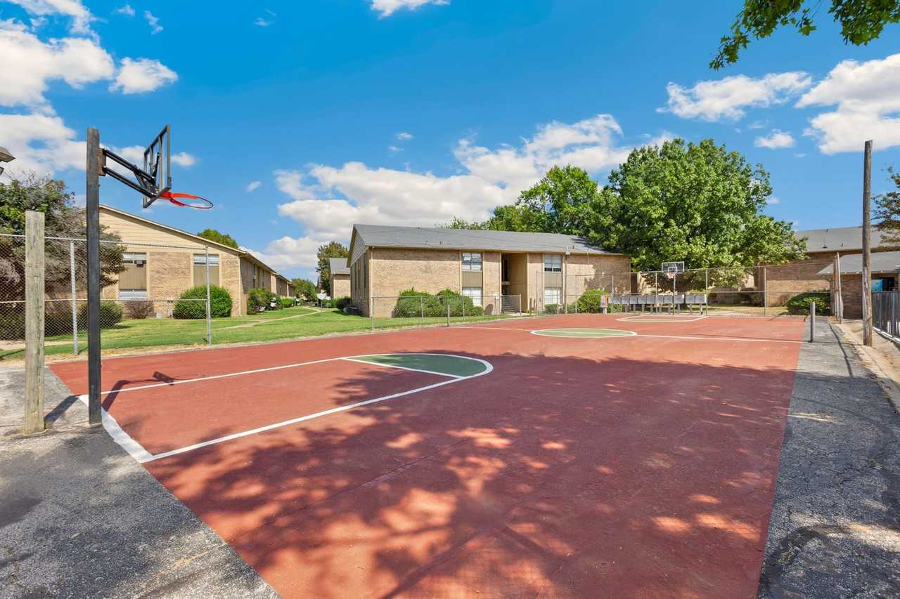 Remington Apartments - Photo 5 of 33
