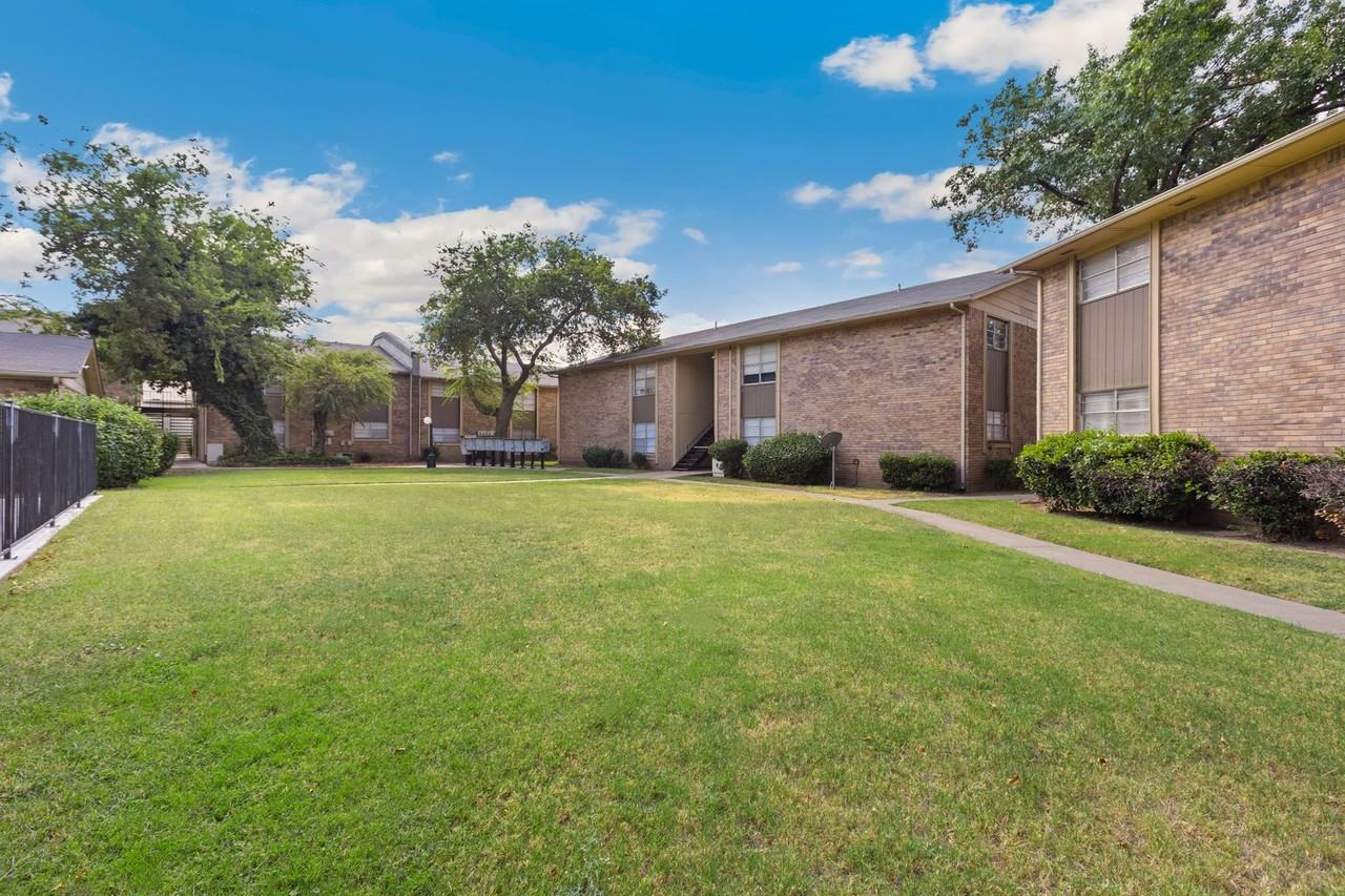 Remington Apartments - Photo 6 of 33