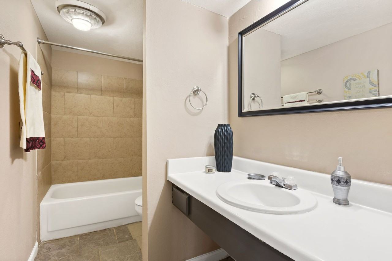 Remington Apartments - Photo 4 of 25