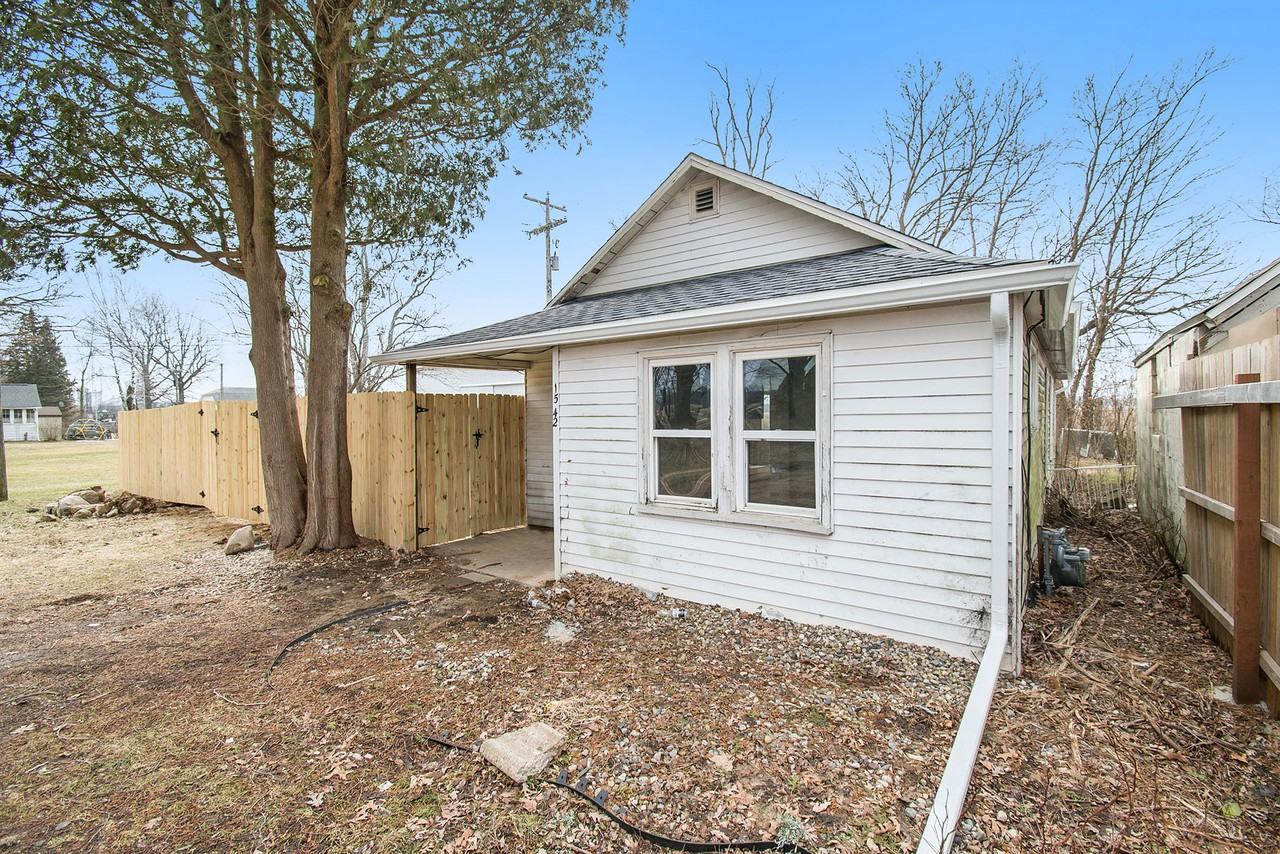 1542 10th St #1 - Photo 2 of 15