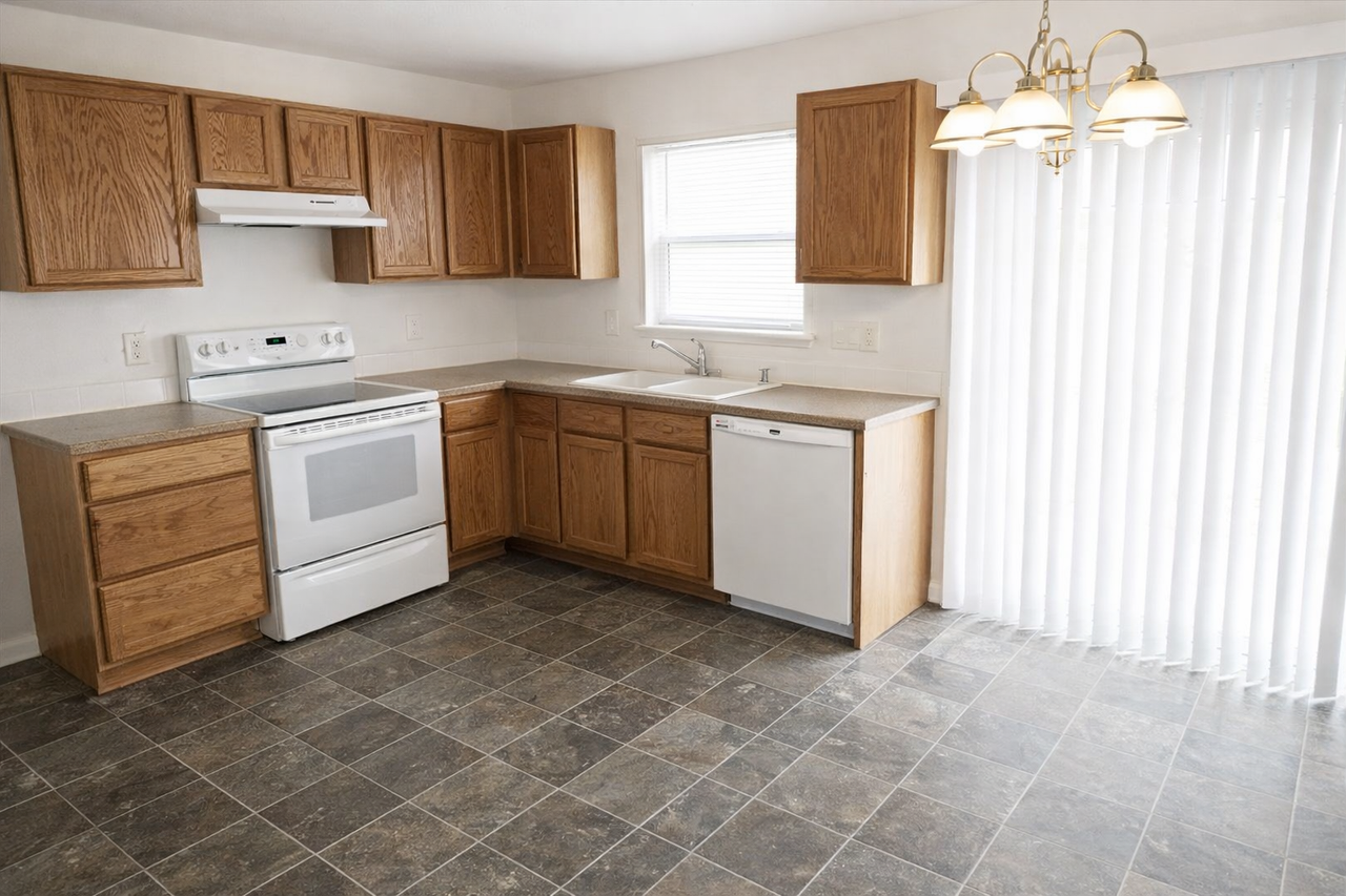 1196 Se Freedom Cir #1196 - Photo 2 of 6