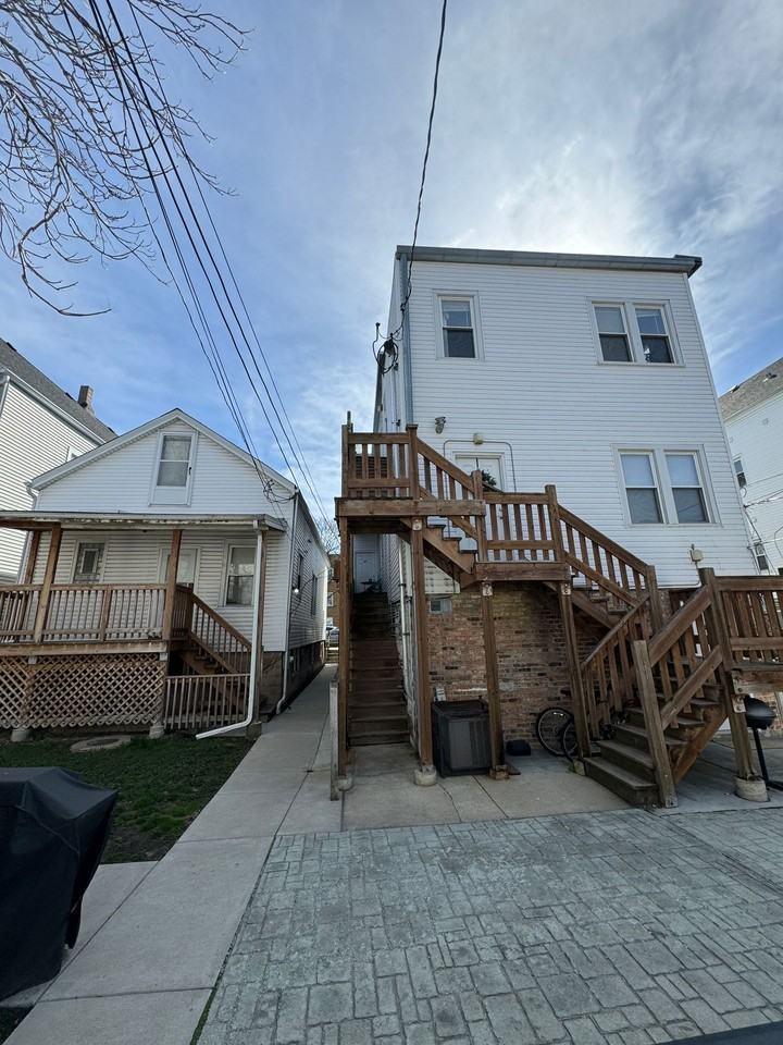 Marshfield Apartments - Photo 3 of 8