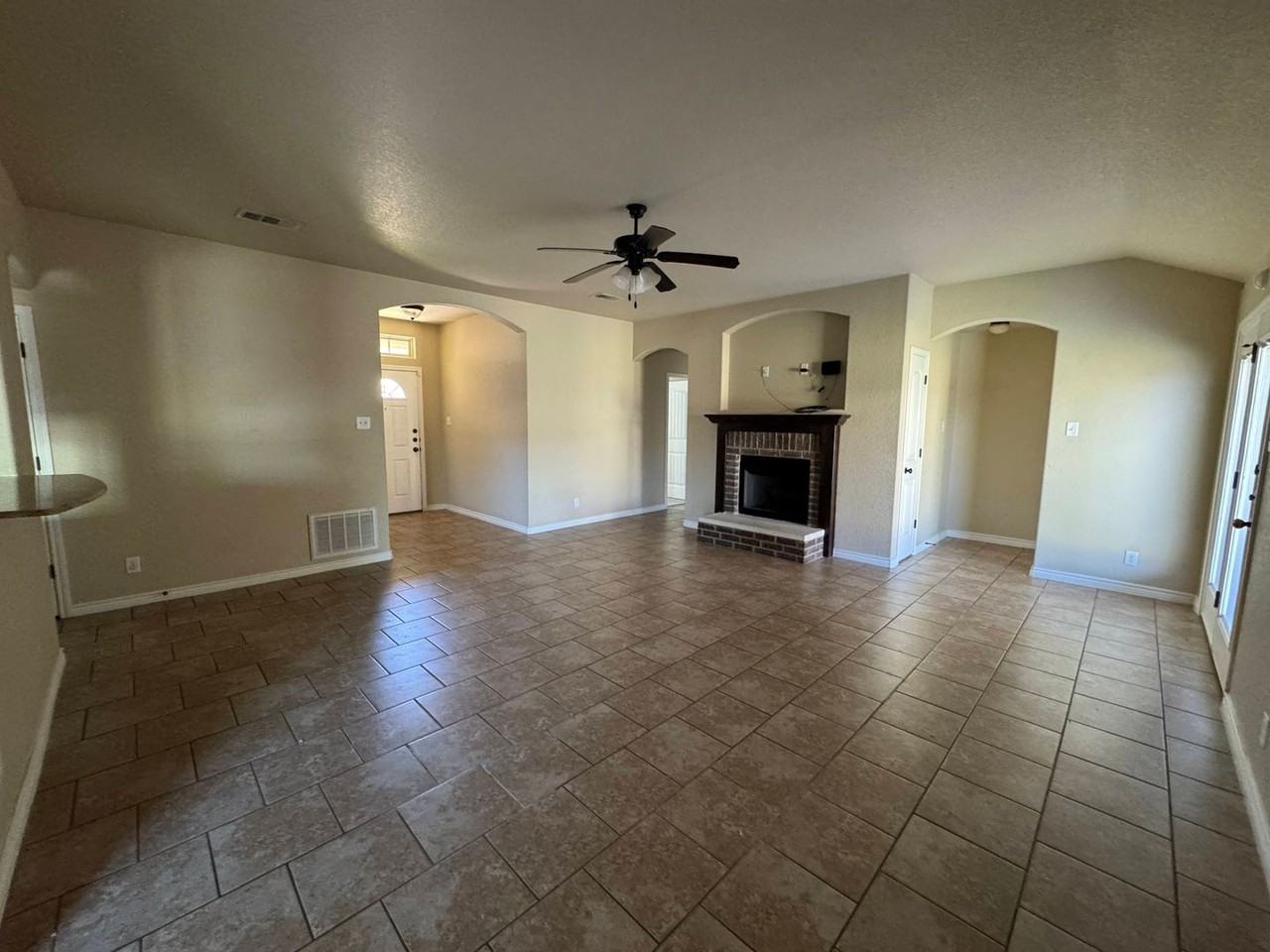 6109 New Castle Dr - Photo 4 of 34