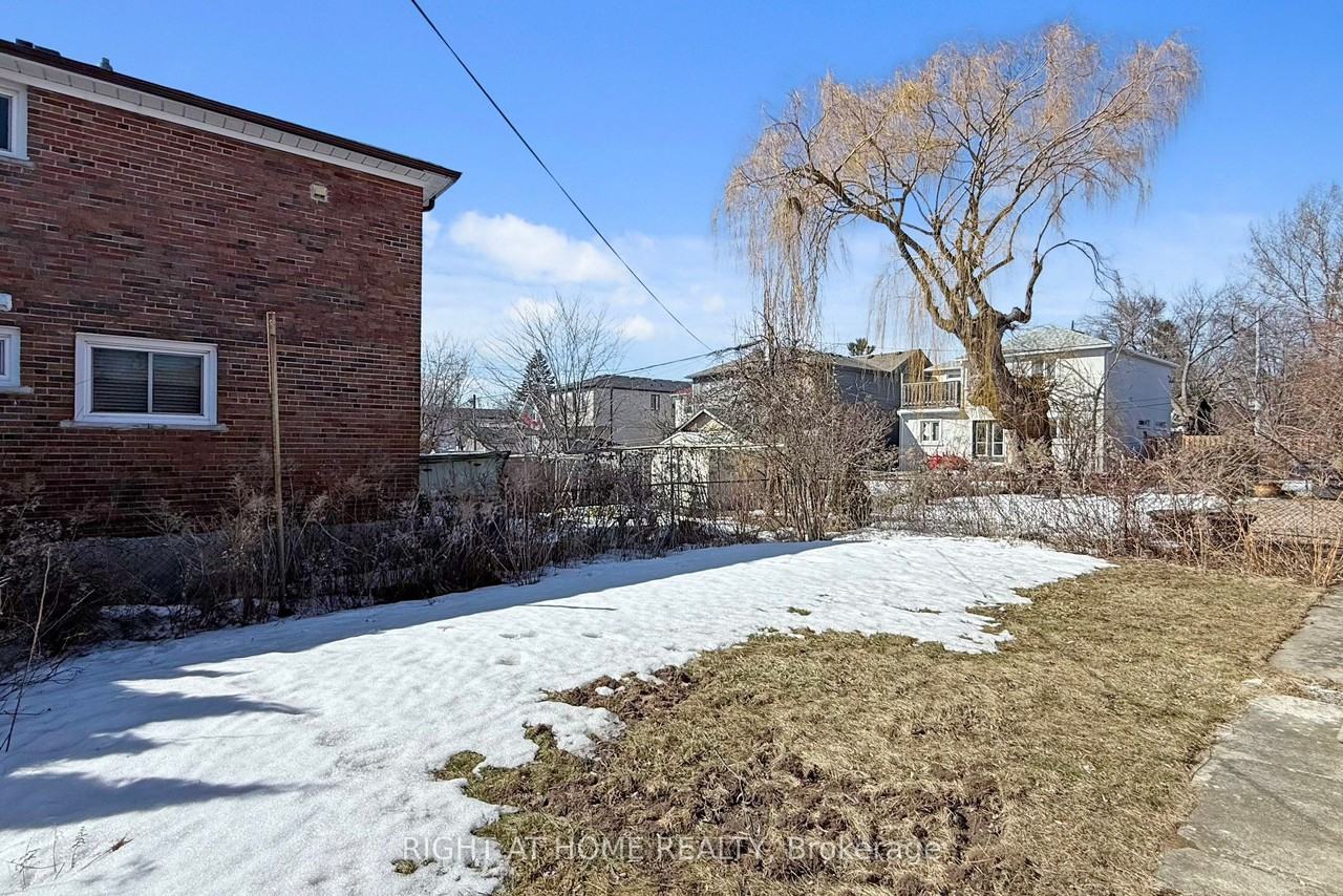 1326 Victoria Park Ave - Photo 7 of 11