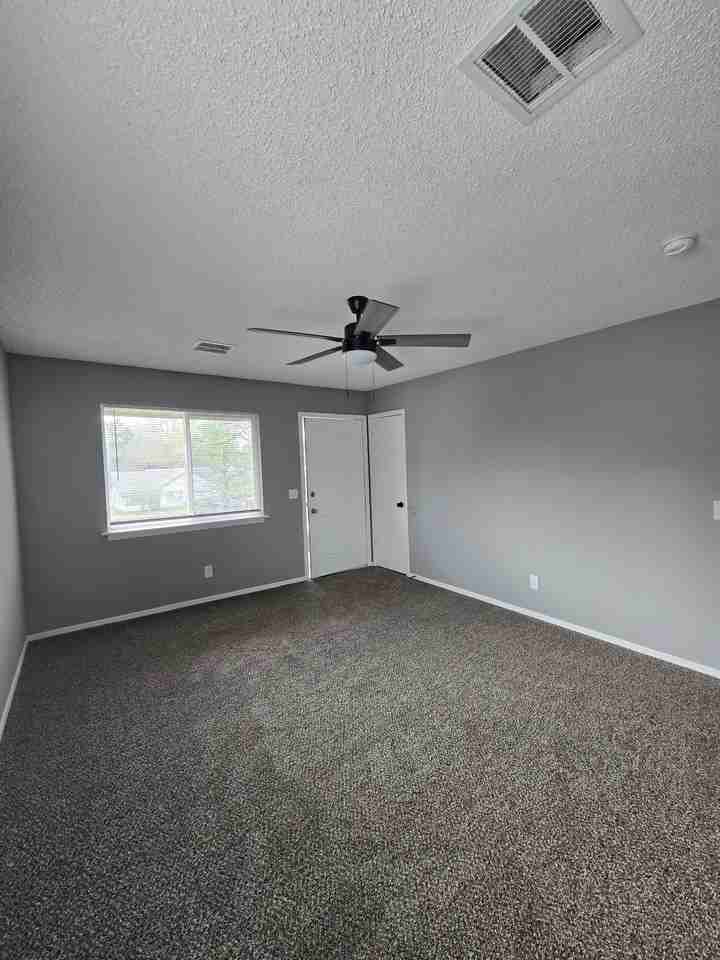 612 S Forrest St #D - Photo 3 of 19