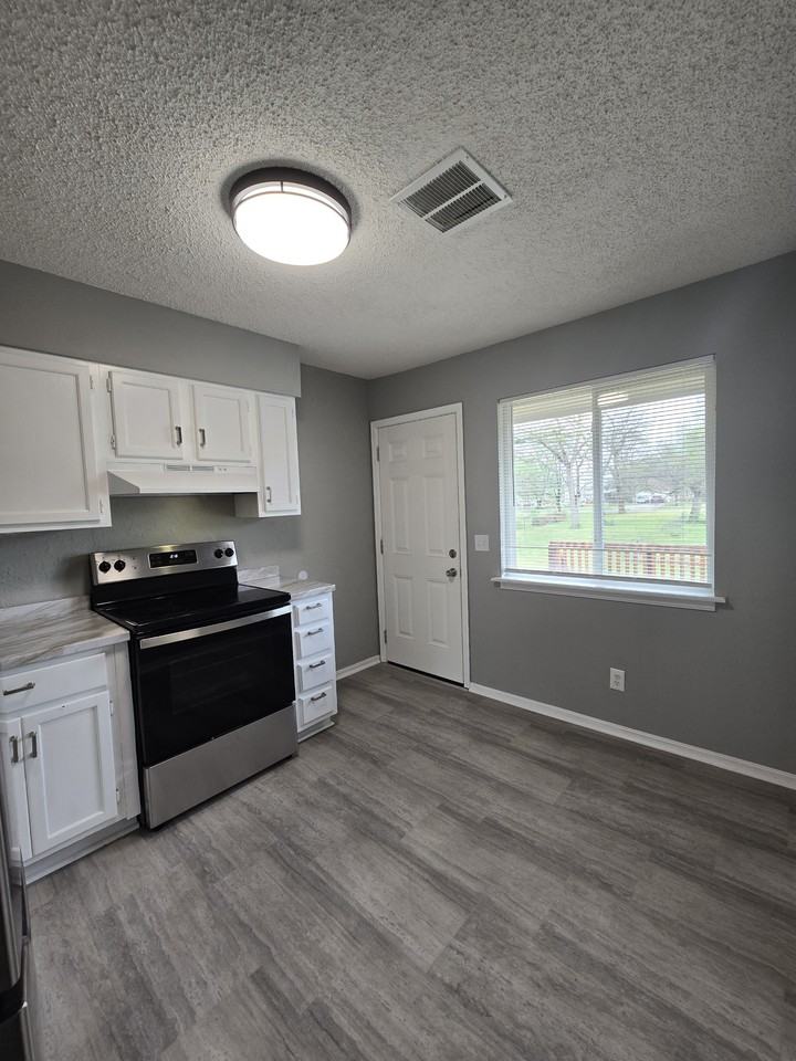 612 S Forrest St #D - Photo 6 of 19