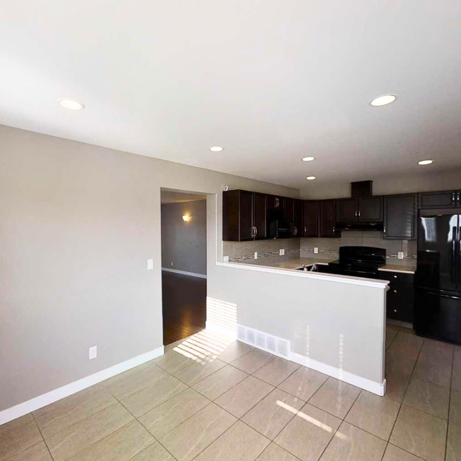 8815 96 Ave - Photo 4 of 9