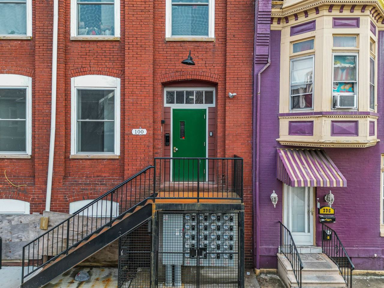 Multi-family building - Center City - Photo 3 of 21