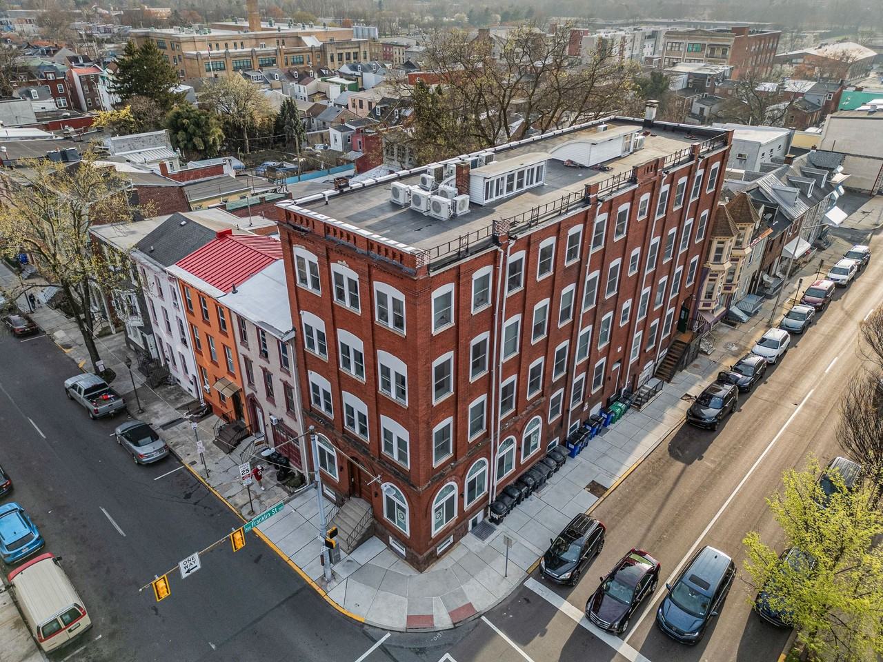 Multi-family building - Center City - Photo 4 of 21