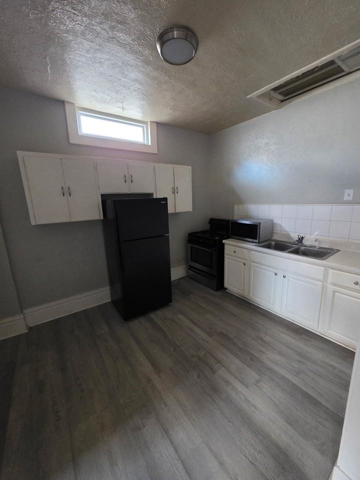 2521 Peach St #2 - Photo 2 of 6