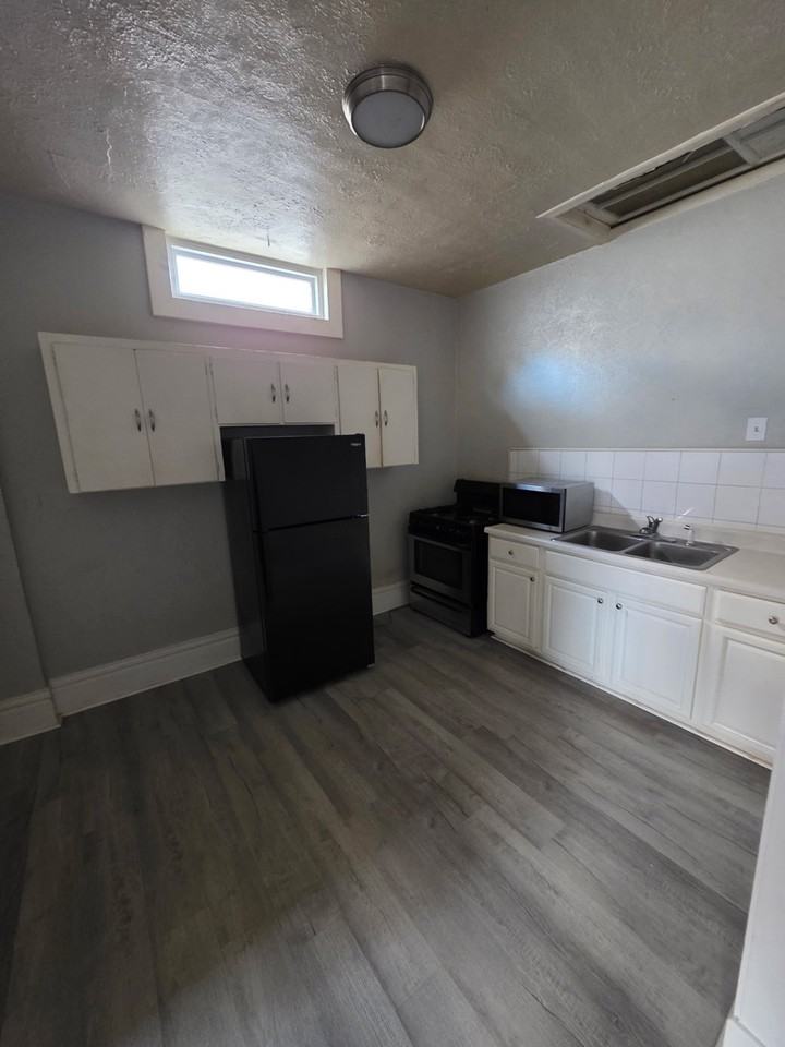 2521 Peach St #2 - Photo 3 of 6