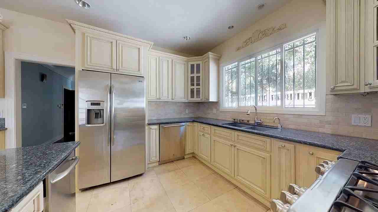 Charming Duplex in Prime Hancock Park Adjacent Location! - Photo 7 of 11