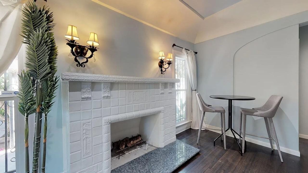 Charming Duplex in Prime Hancock Park Adjacent Location! - Photo 3 of 11