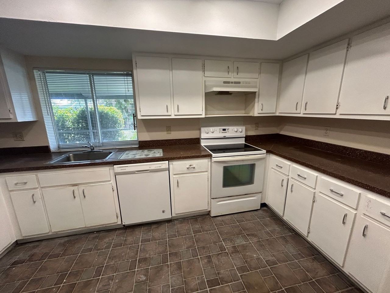 3832 Se 7th Ave - Photo 2 of 19