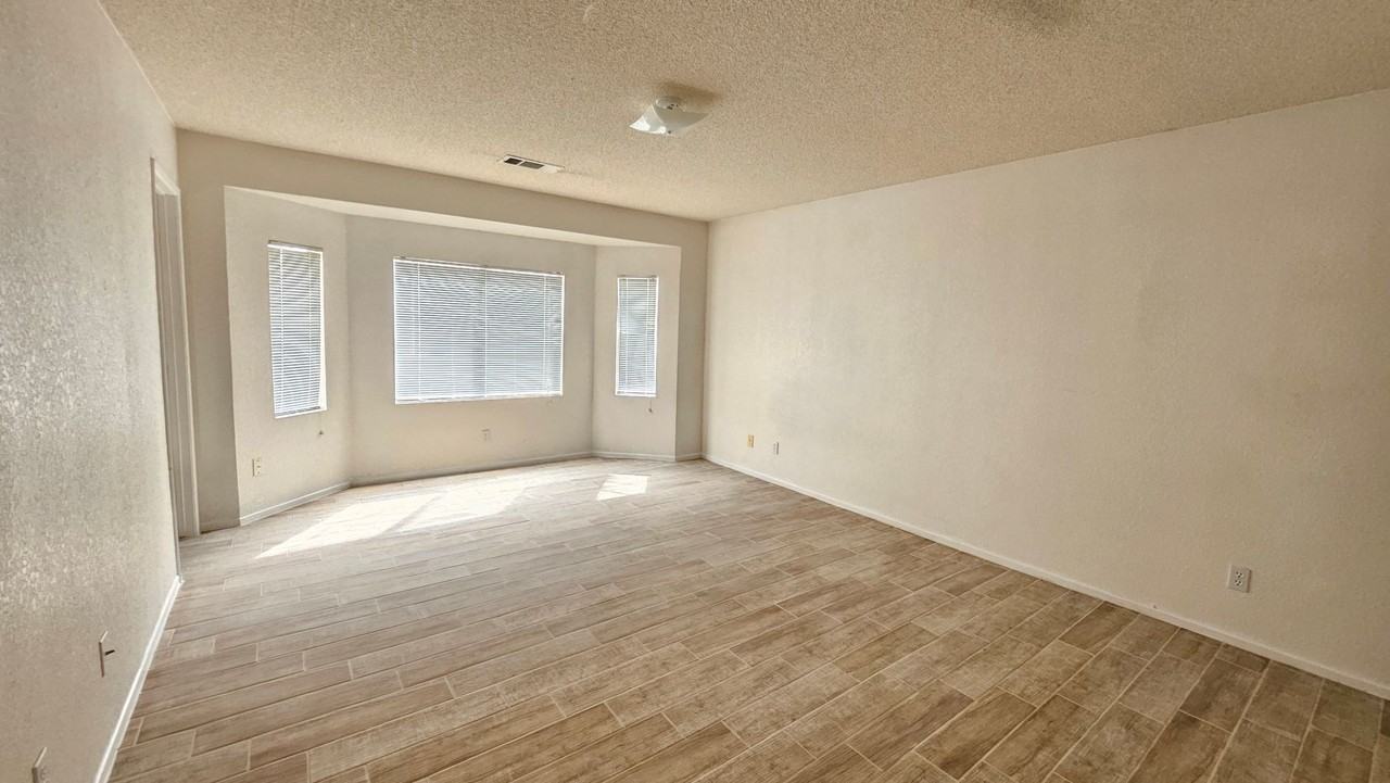 8124 Underwood Ave - Photo 5 of 12