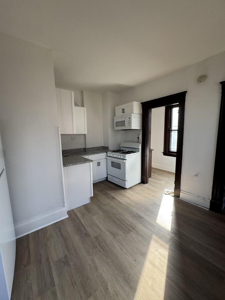 2241 Burnet Ave #1 - Photo 7 of 9