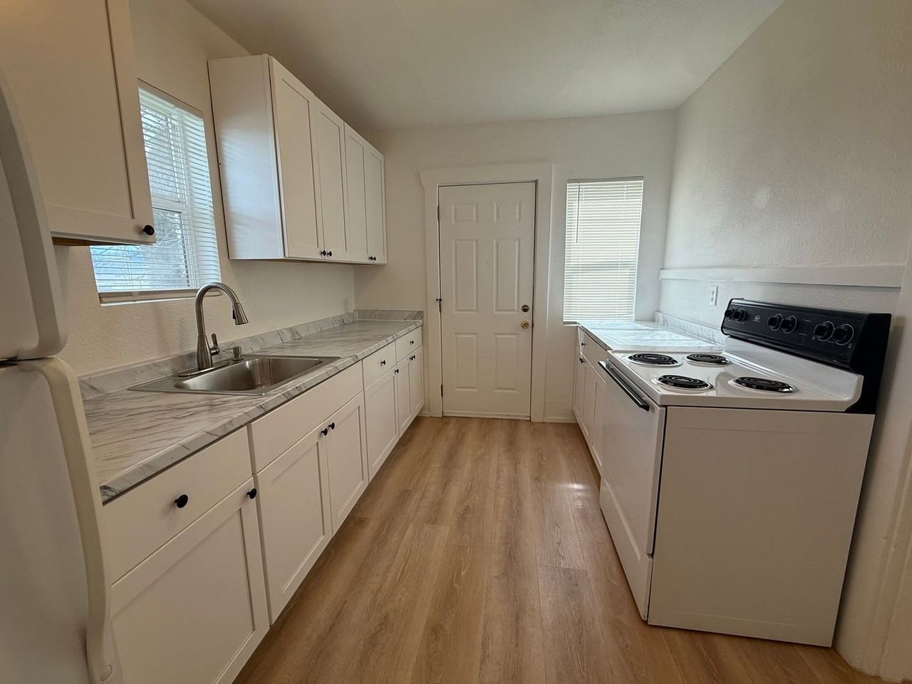 921 Methow St - Photo 3 of 13