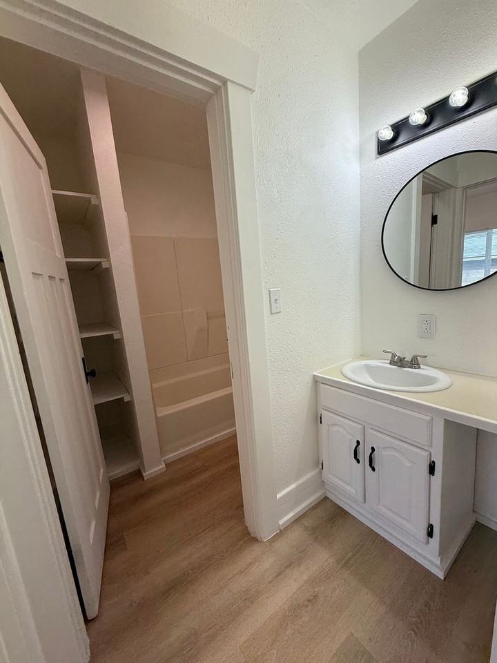 921 Methow St - Photo 6 of 13