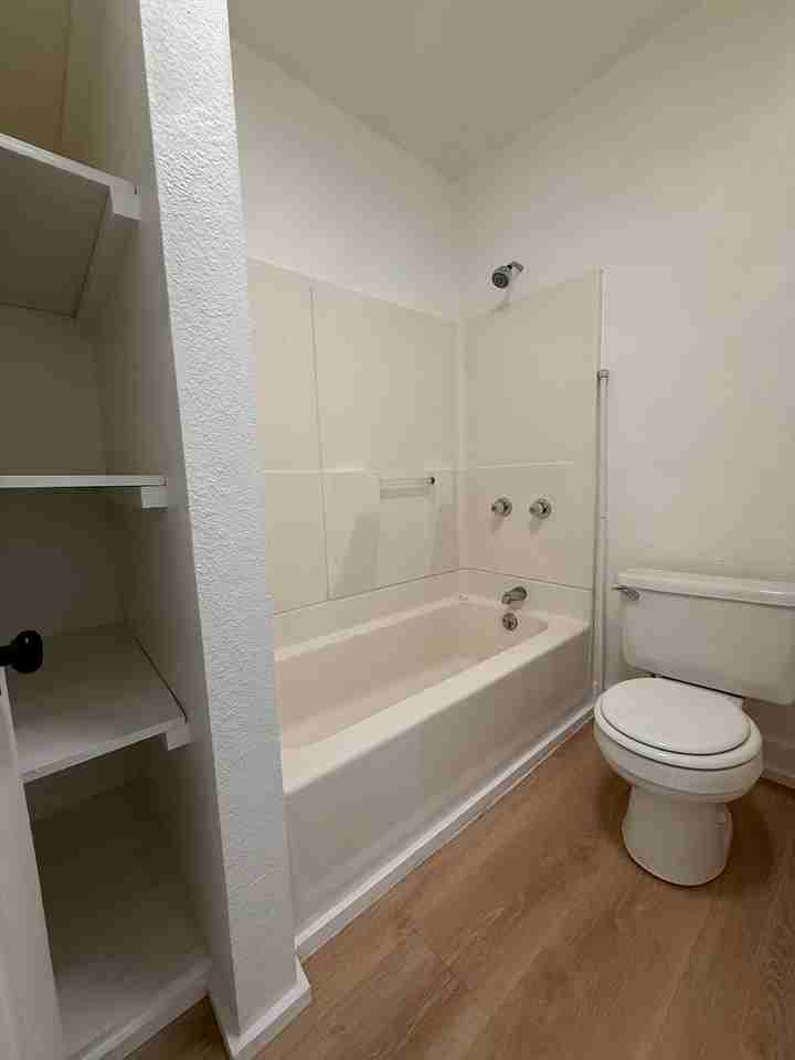 921 Methow St - Photo 7 of 13