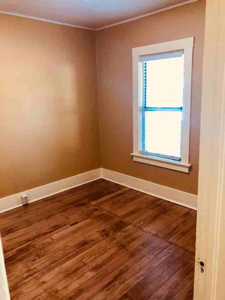 302 Nw Harriman St #4 - Photo 4 of 9